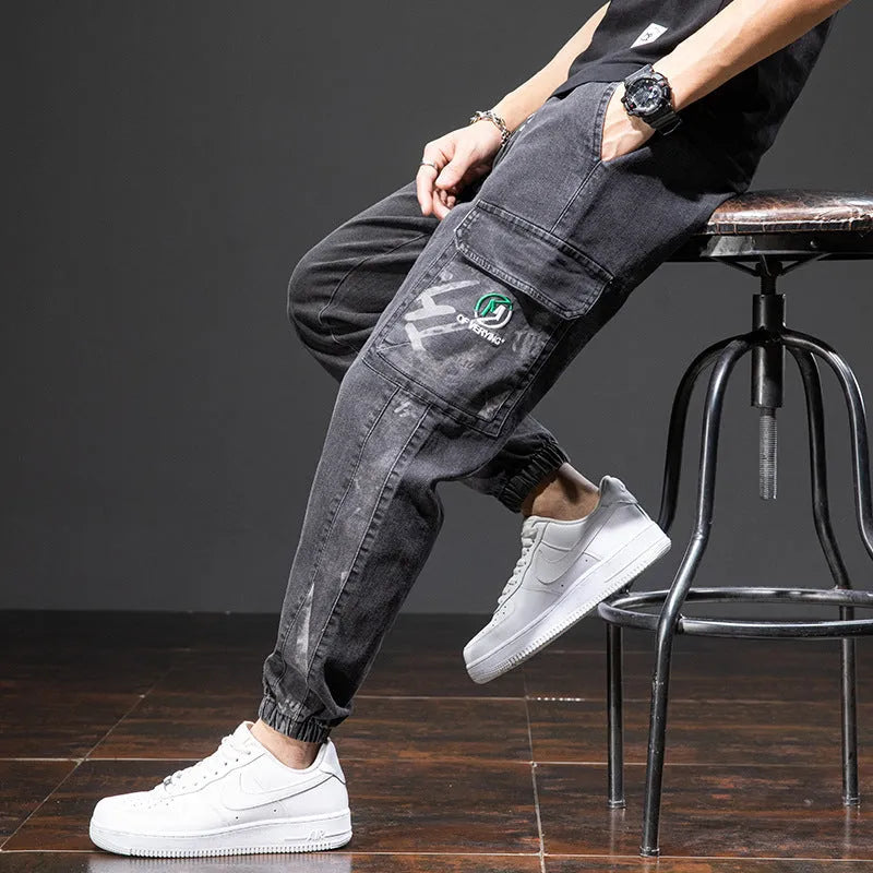 Men's loose cargo casual jeans in straight leg design with micro elasticity cotton fabric