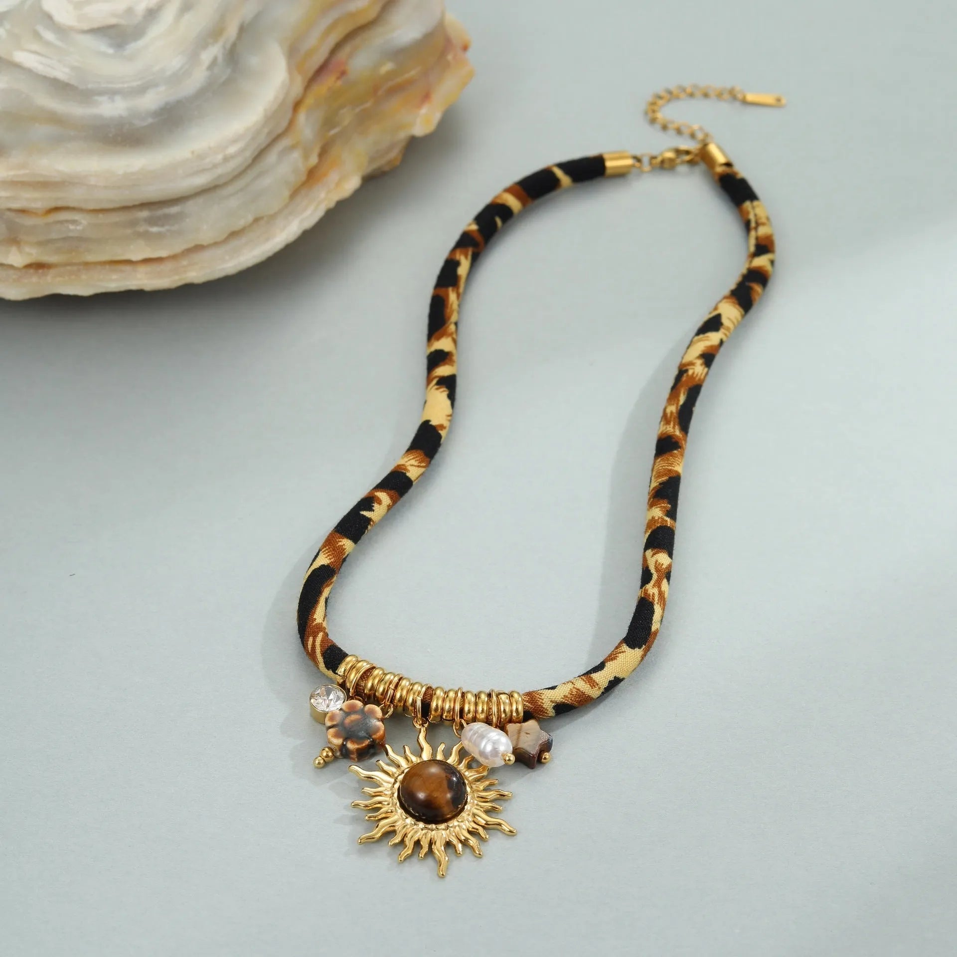 Leopard series stainless steel women's necklace with geometric pendant and adjustable 41-50cm chain