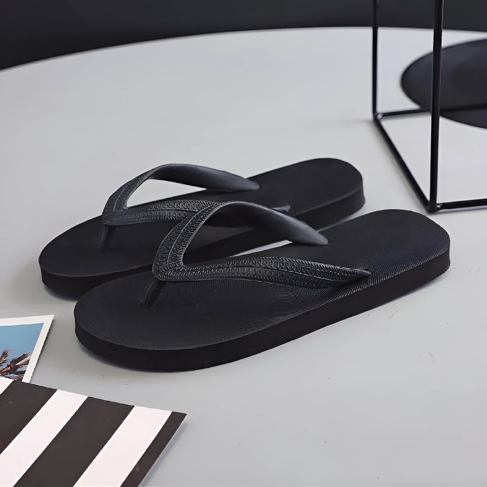 Colour options for rubber beach flip-flops with fish label, featuring non-slip deodorant soles.