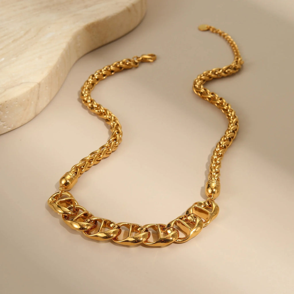 Women's stainless steel necklace with geometric pendant and regular chain in gold plating