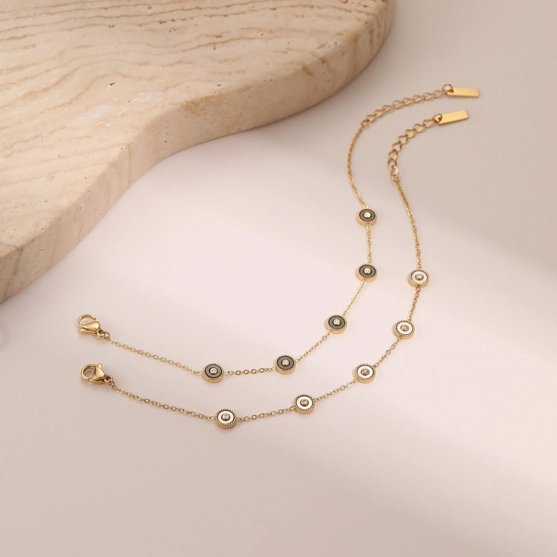 Geometric design women's jewellery set with bracelet and necklace in gold-plated stainless steel