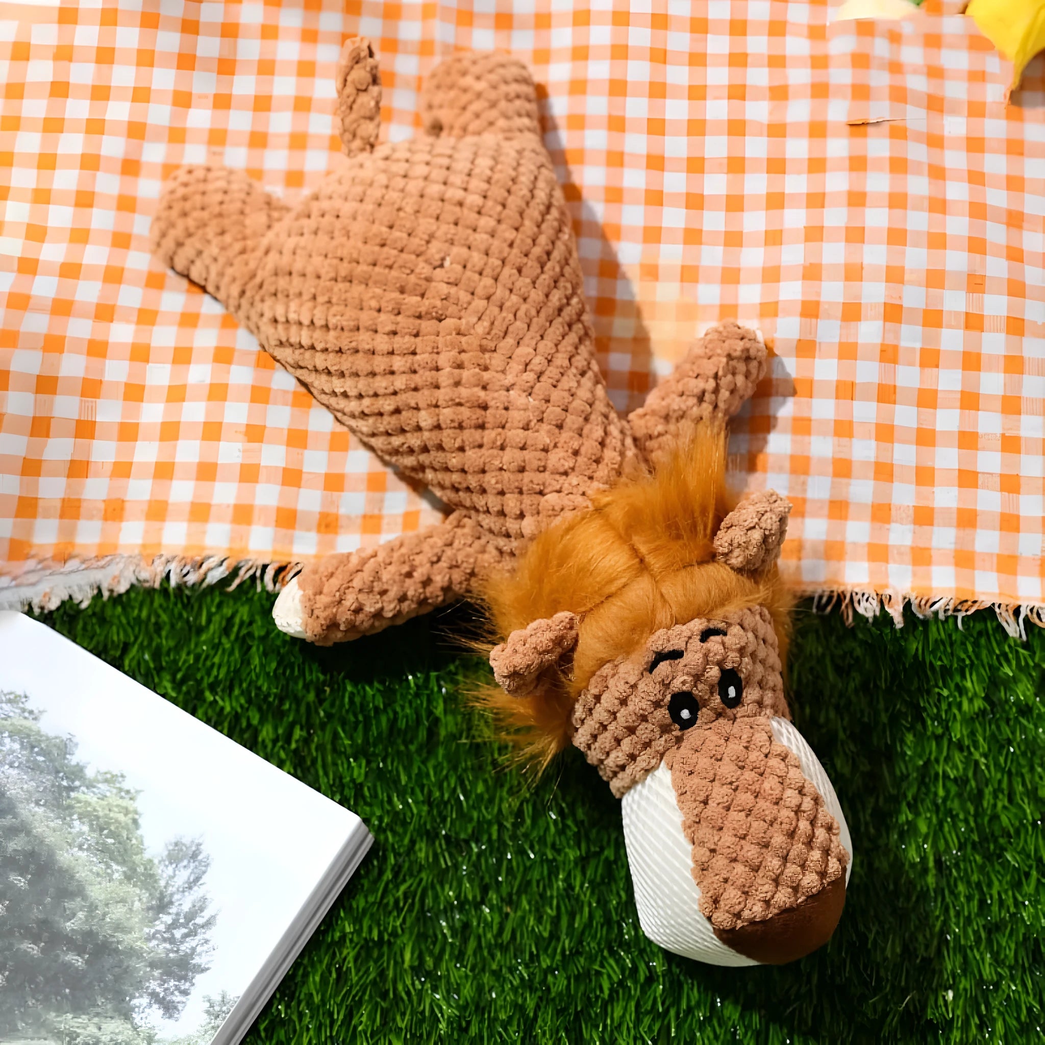Corn kernel-shaped dog plush chew toy for teeth cleaning with squeaker in green colour