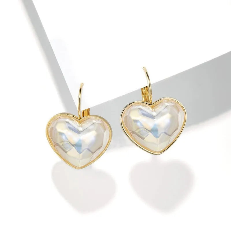 Gold-coloured alloy ear clips for women with natural style and clip-on design