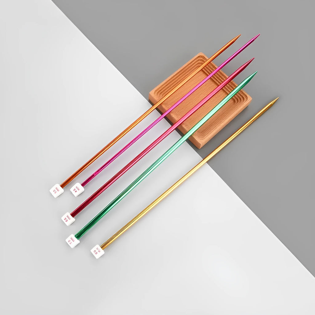 A set of 28 crochet hooks with protective caps, organised by size from 2.0mm to 10.0mm.