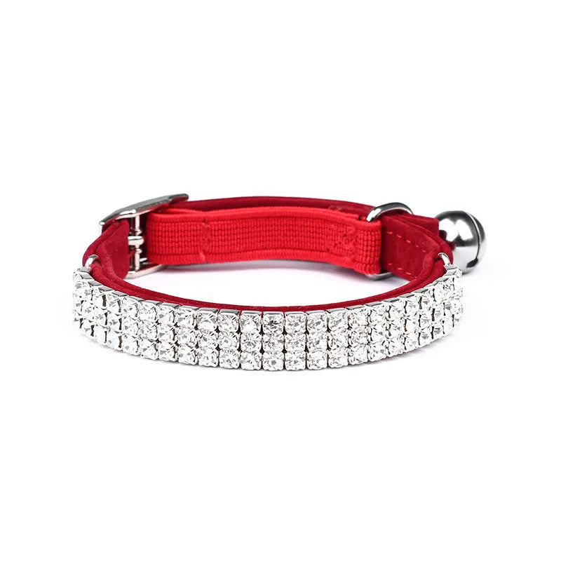 Red velvet cat collar with rhinestones, adjustable between 20 and 30 cm long.