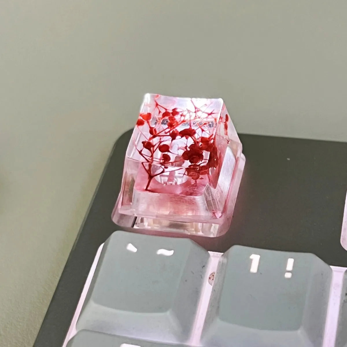 Resin transparent starry sky keycap for mechanical keyboards in red, pink, green, violet colours