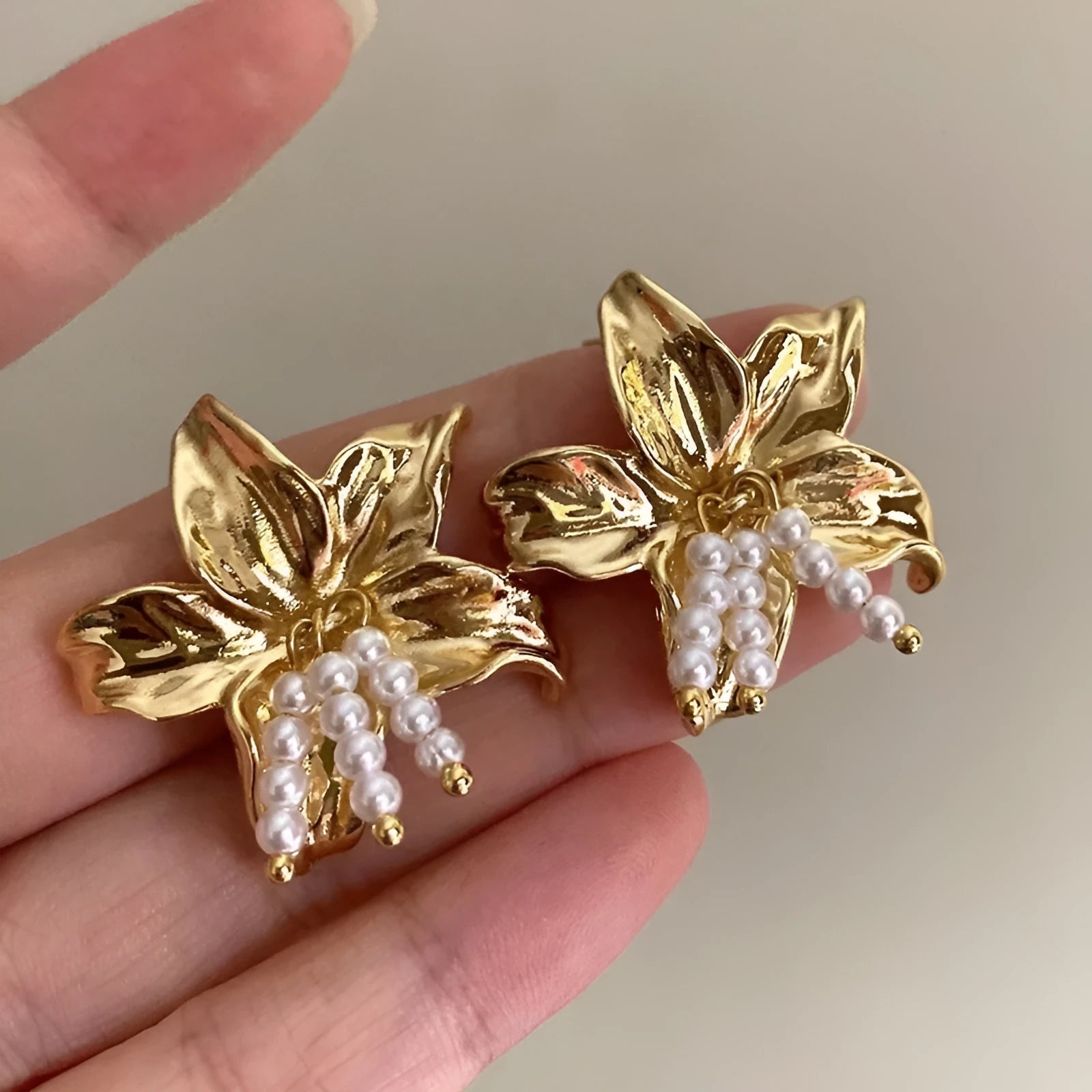 Gold H1795 metal exaggerated pearl flower earrings for women, showing floral design and niche style.