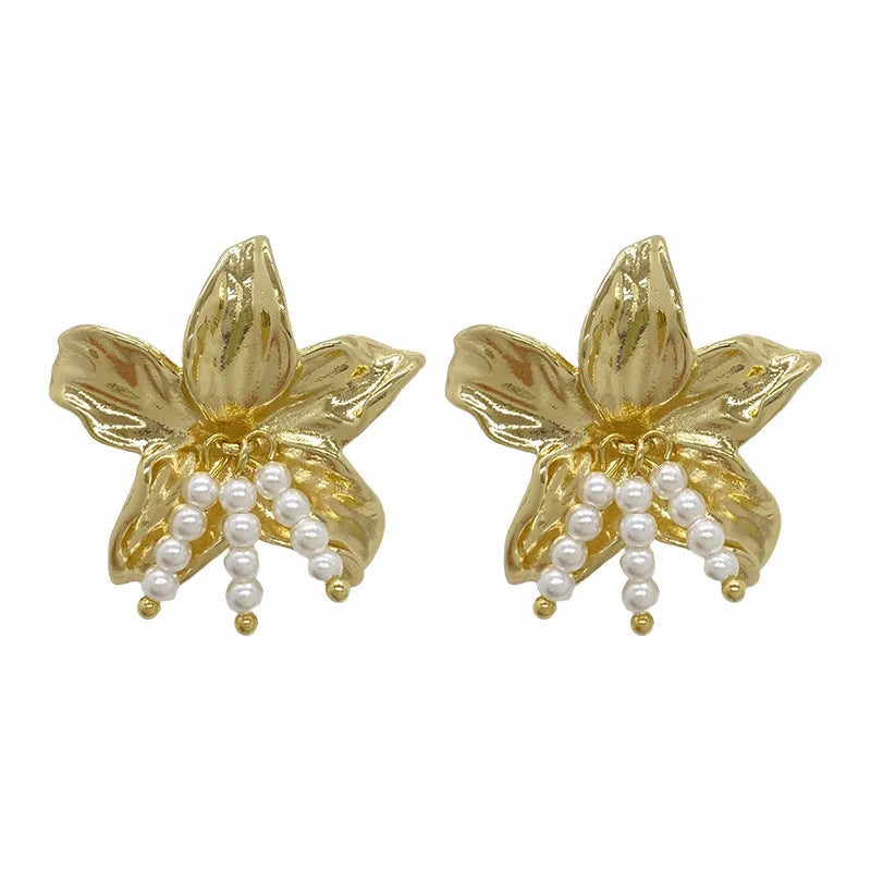 Gold H1795 metal exaggerated pearl flower earrings for women, showing floral design and niche style.