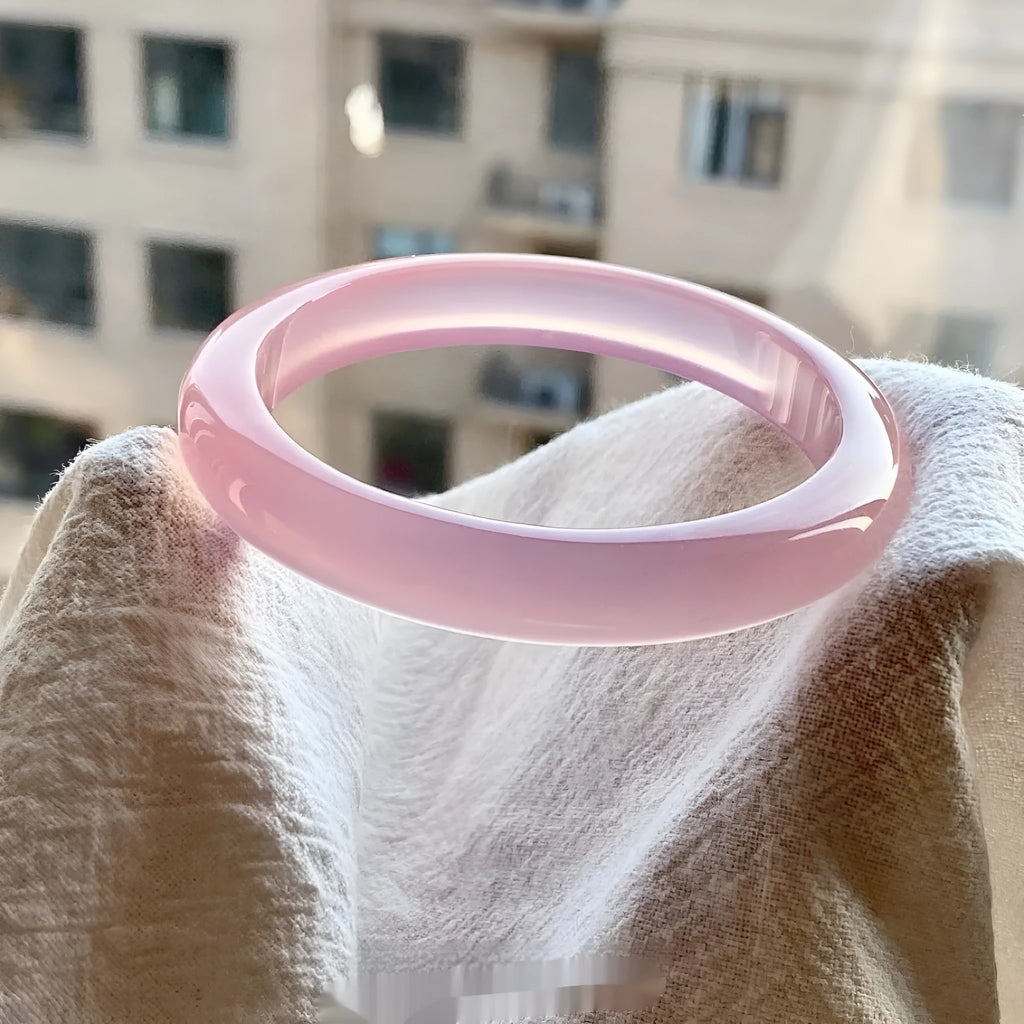 Natural agate wide-tire bracelet showing colour variations and sizing options from 52mm to 62mm