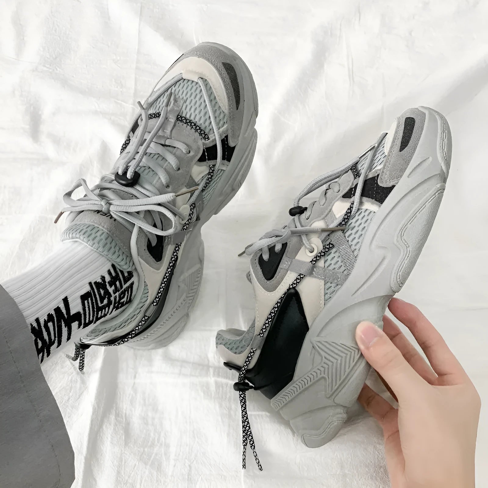 Men's white Korean-style platform dad shoes with a lace-up front on a grey background.