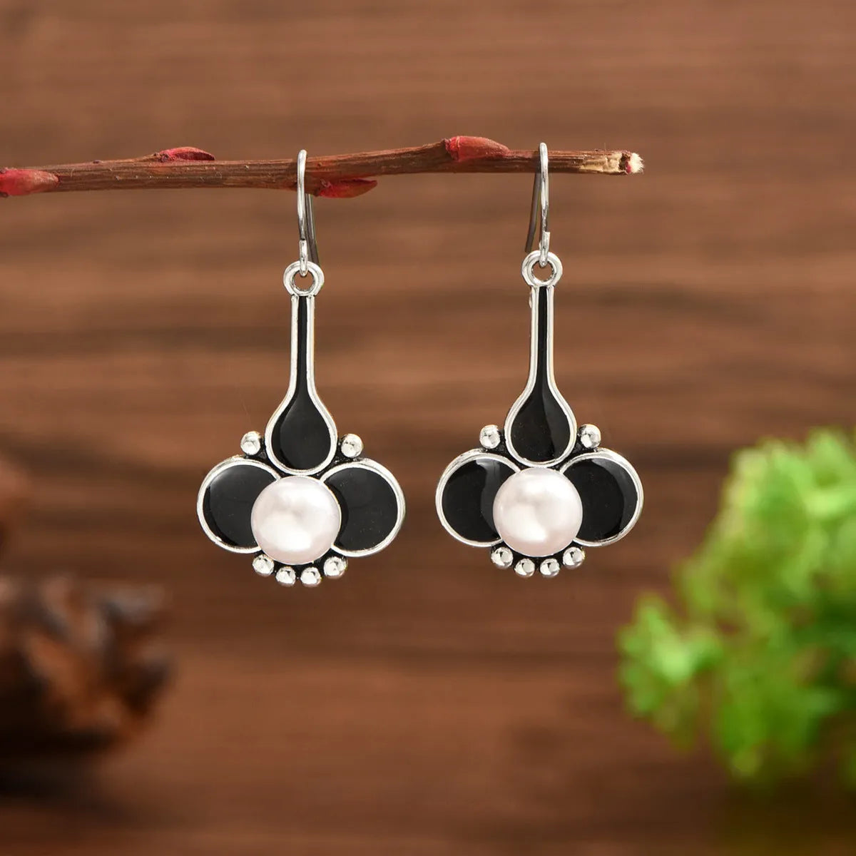 A pair of silver-coloured retro fashion earrings for women made from electroplated alloy.