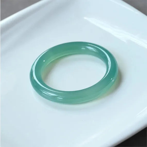 Natural agate wide-tire bracelet showing colour variations and sizing options from 52mm to 62mm