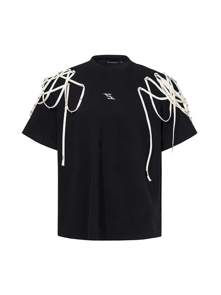 Black rivet ribbon padded shoulder short-sleeved T-shirt on hanger showing loose fit