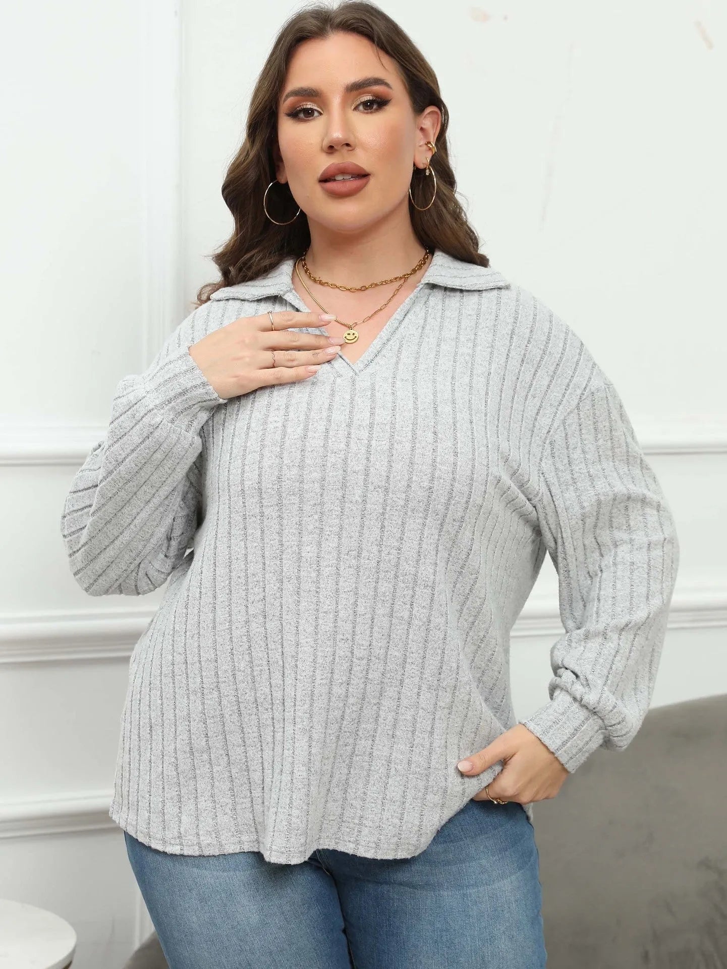 Woman wearing a gray plus size polo collar fleece shirt with lantern sleeves