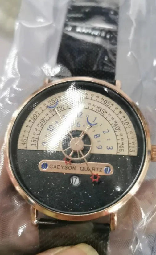 Men's gold or silver quartz wristwatch with 40mm round dial and stainless steel or leather strap