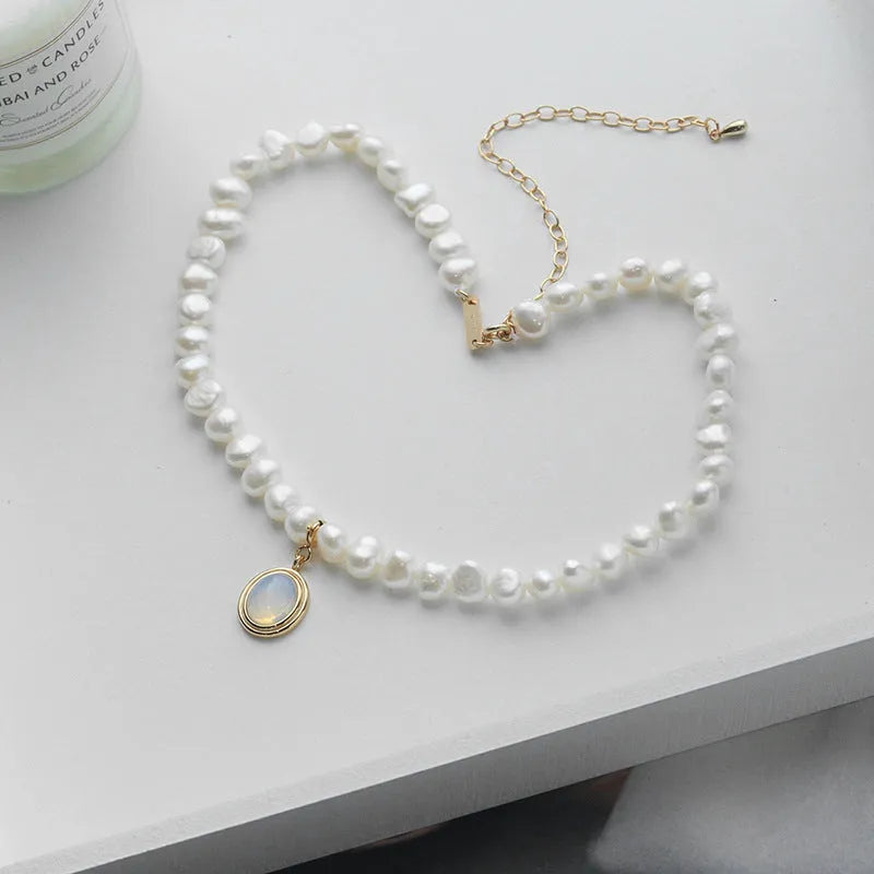 Round medal pearl necklace in 925 silver with geometric design and irregular pearl pendant
