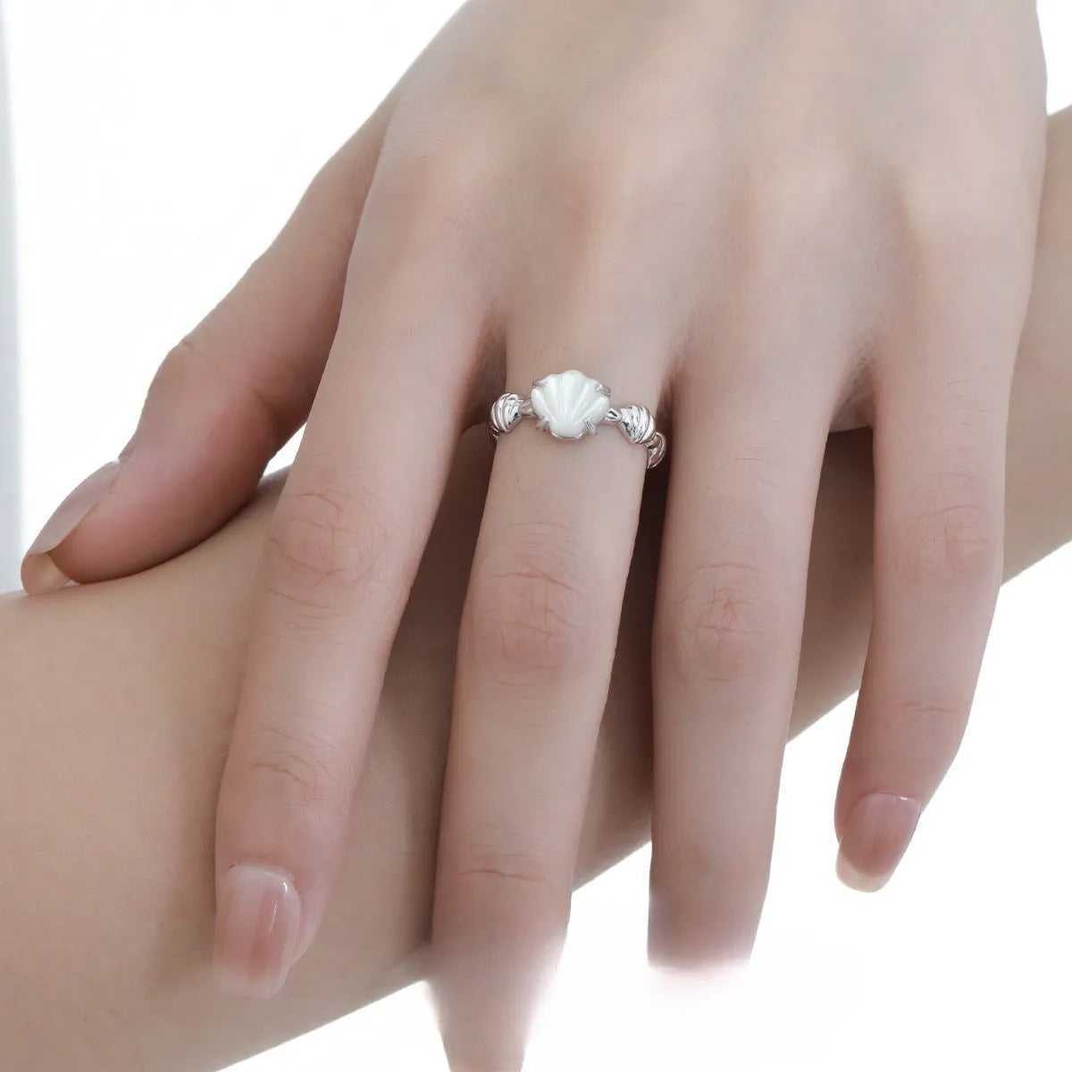 Adjustable silver ring with shell and tiger eye decoration in white gold or 18K gold electroplated finish.