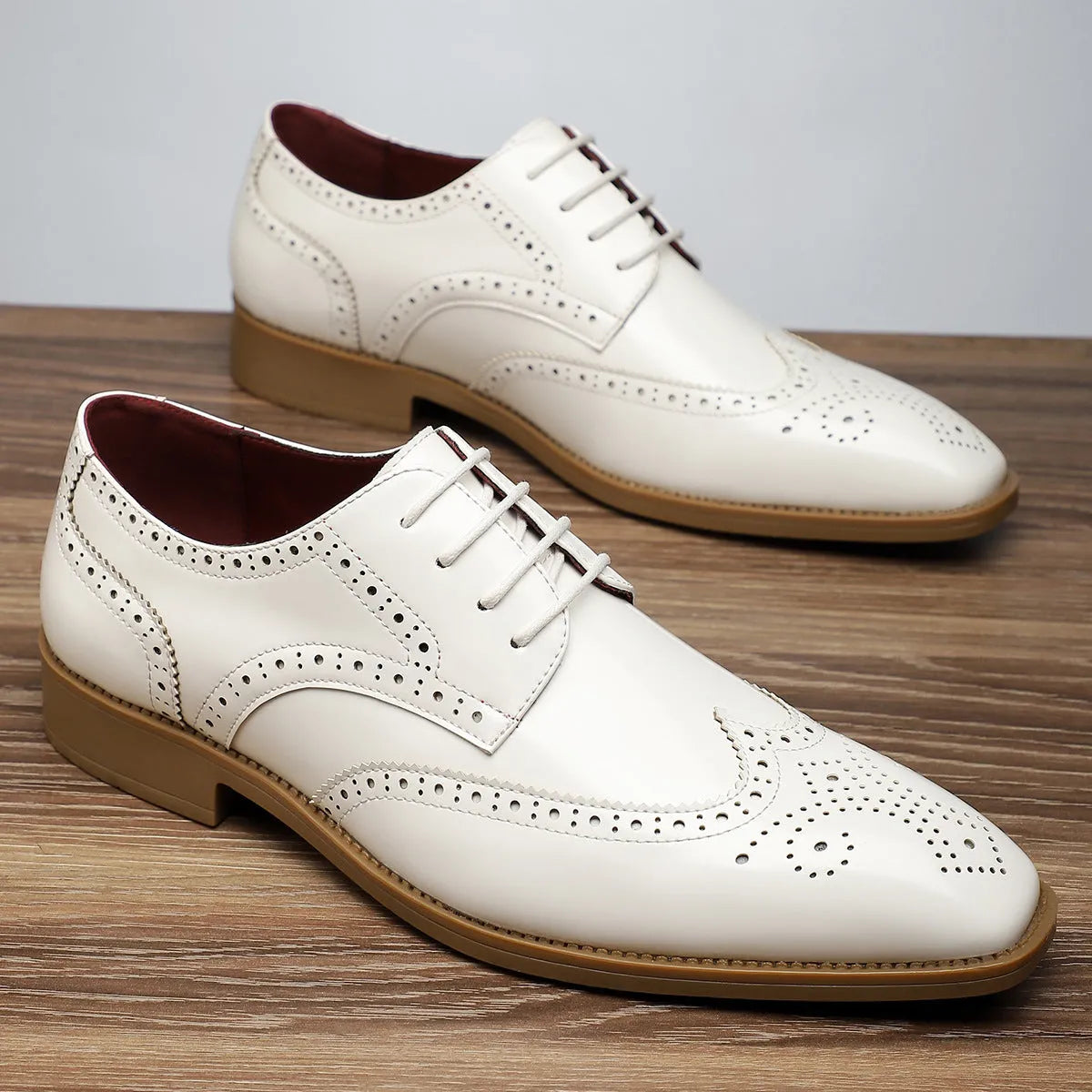 Men's retro British leather shoes with pointed toe and carved detailing, available in five colours, sizes 39-48