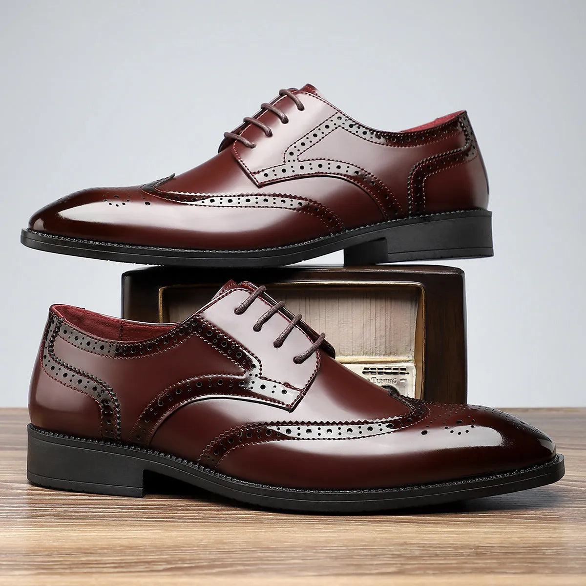 Men's retro British leather shoes with pointed toe and carved detailing, available in five colours, sizes 39-48