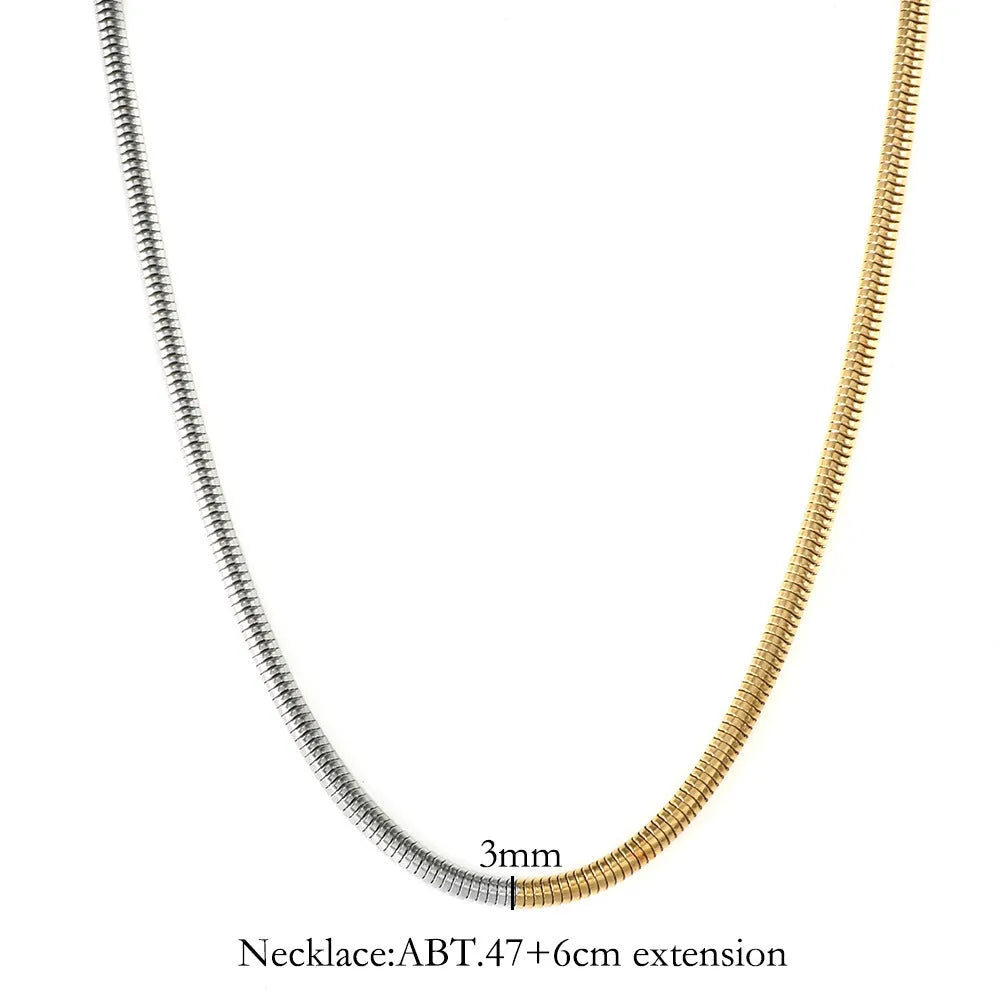 Golden snake bones chain necklace with geometric design for women's hip-hop fashion