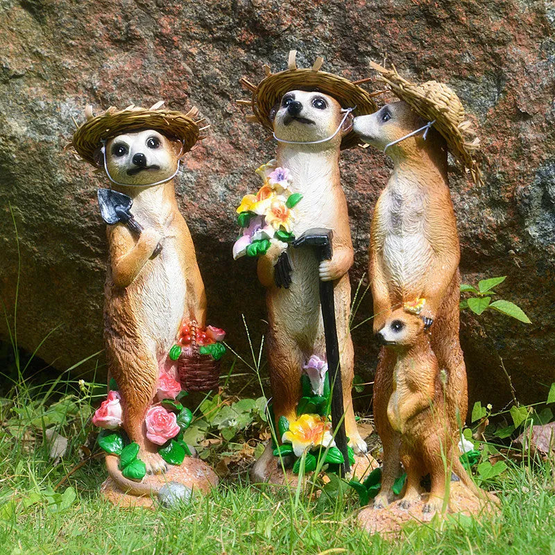 Straw hat mongoose garden ornament for bonsai decoration in synthetic resin