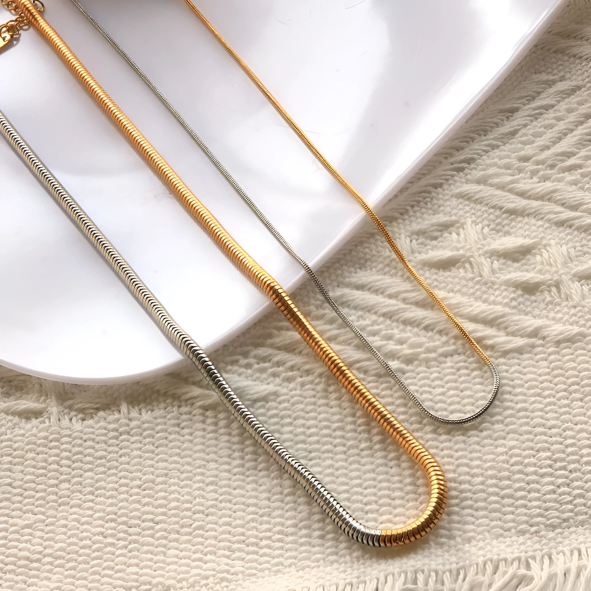 Golden snake bones chain necklace with geometric design for women's hip-hop fashion