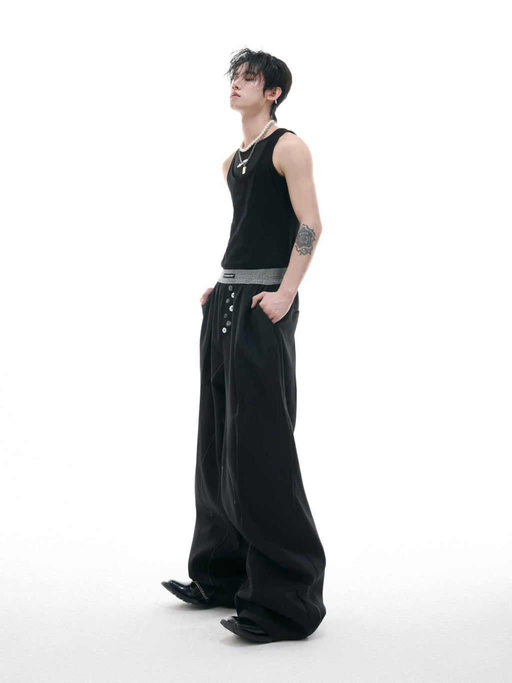Straight-leg trousers with drooping silhouette and button-open line design detail