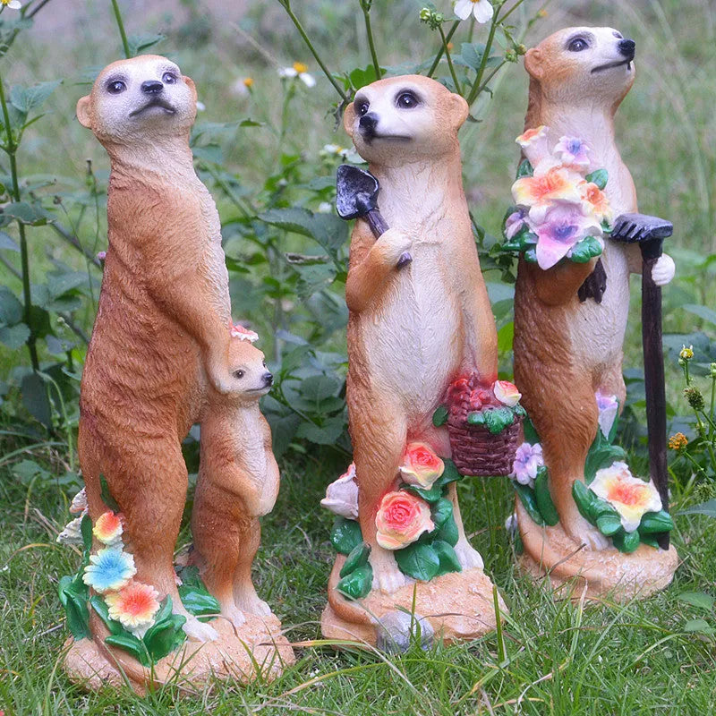Straw hat mongoose garden ornament for bonsai decoration in synthetic resin
