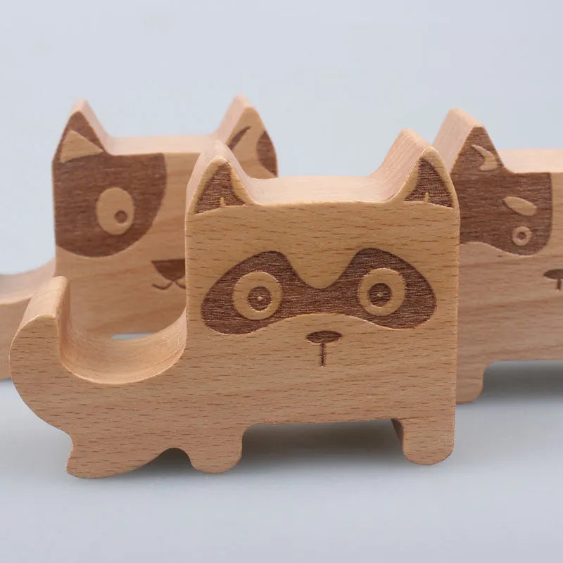 Resin animal-themed mobile phone holder with lazy bracket design for desk organisation