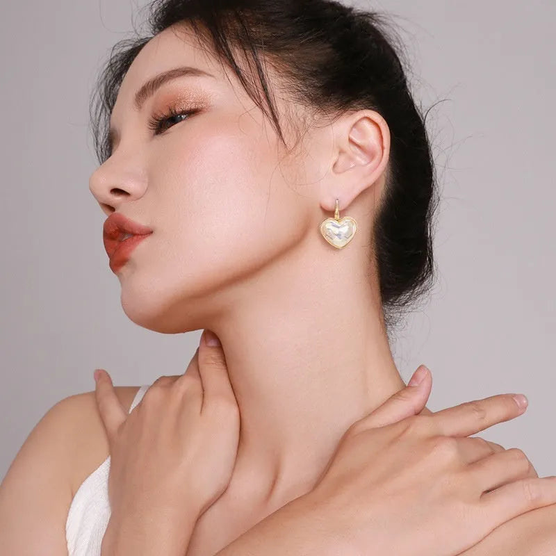 Gold-coloured alloy ear clips for women with natural style and clip-on design
