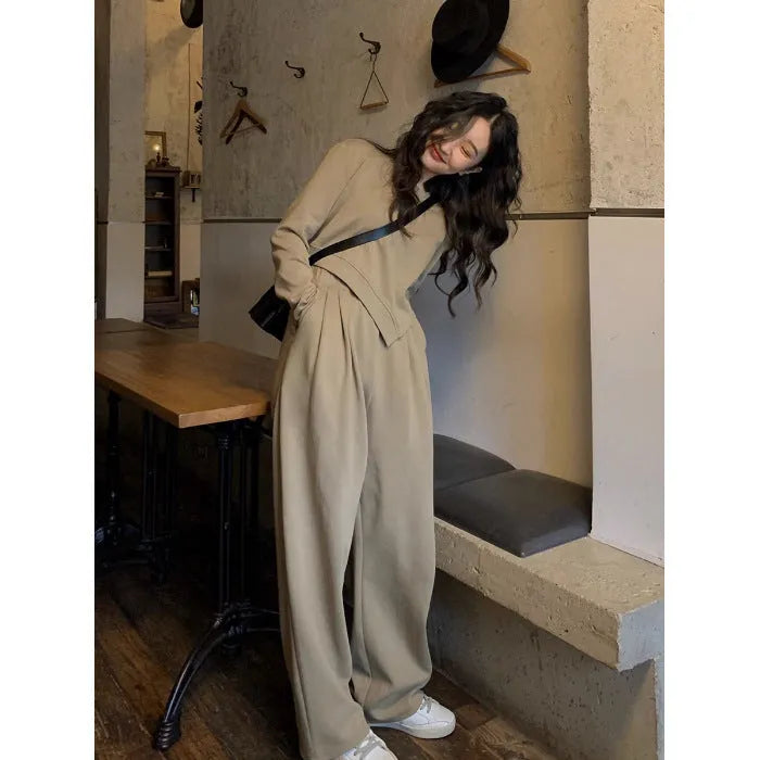 Women's loose-fit casual sports suit in khaki, featuring a long-sleeve top and matching trousers.