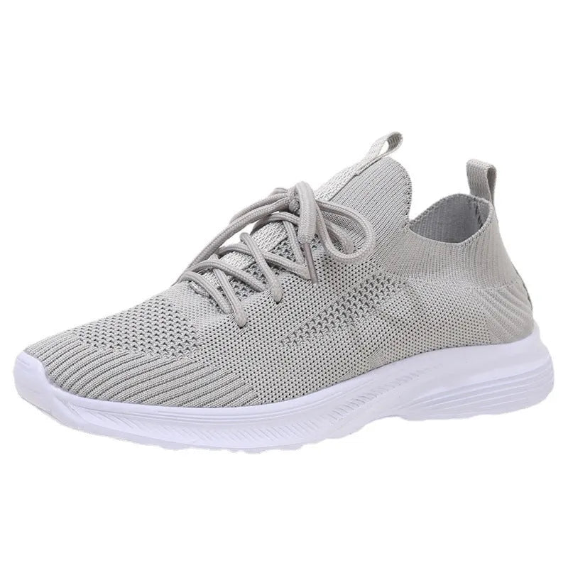 Women's low-top running shoes in creamy white with Flyknit upper and lace-up closure