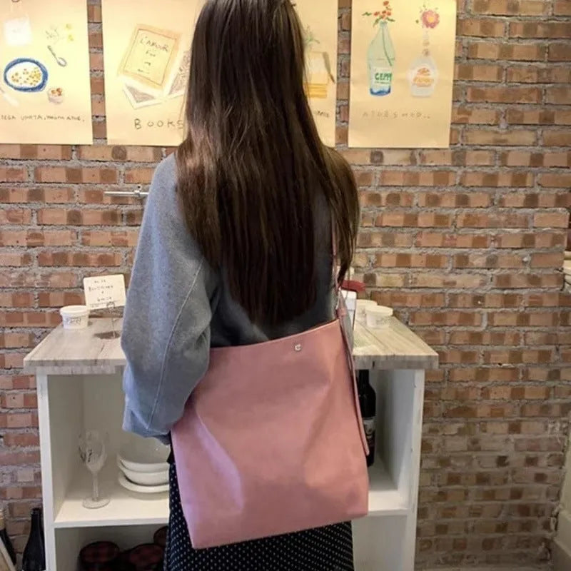 Corduroy one-shoulder commuter bag showing interior organisation and dimensions