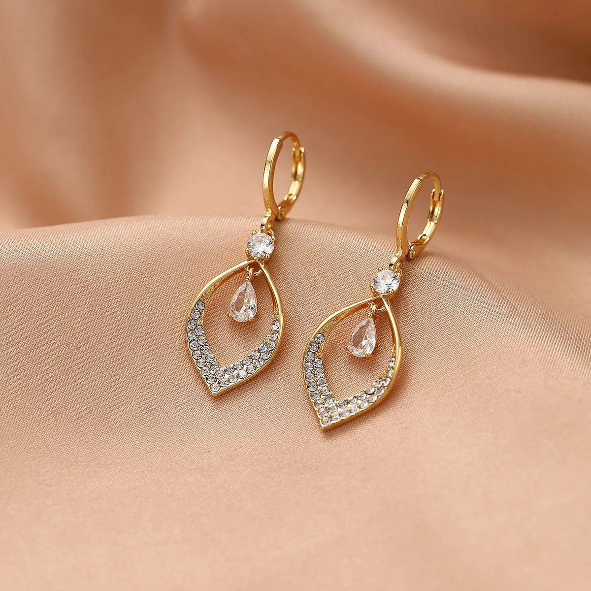 A pair of teardrop-shaped zircon water drop tassel earrings with gold-coloured buckles.