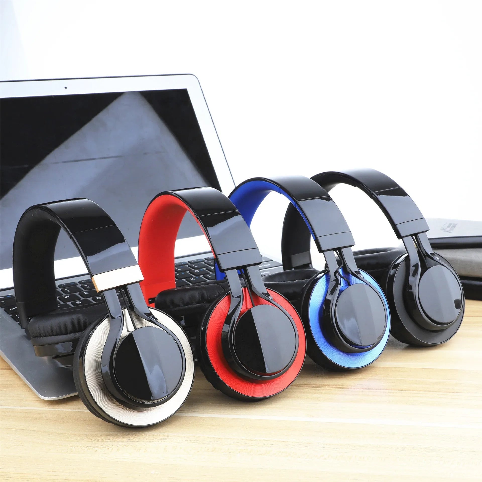 Wired over-ear headphones with microphone for mobile phone karaoke use