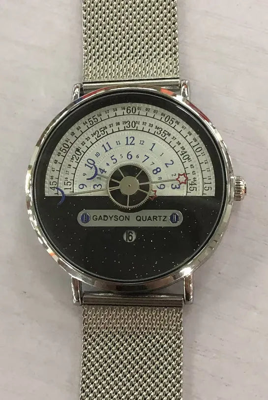 Men's gold or silver quartz wristwatch with 40mm round dial and stainless steel or leather strap