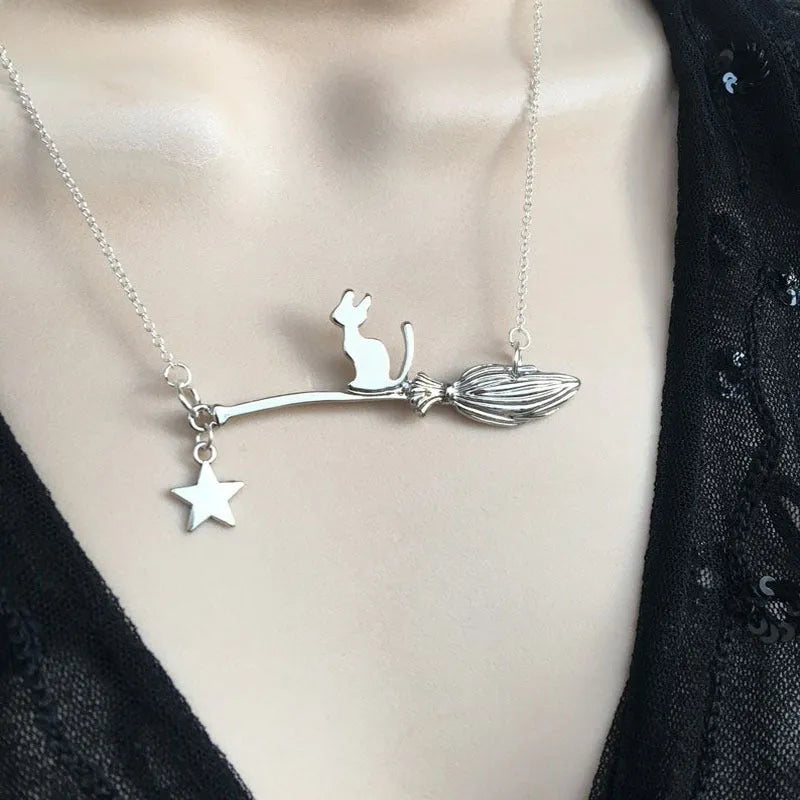 Black cat Halloween pendant necklace in alloy with gold or silver finish