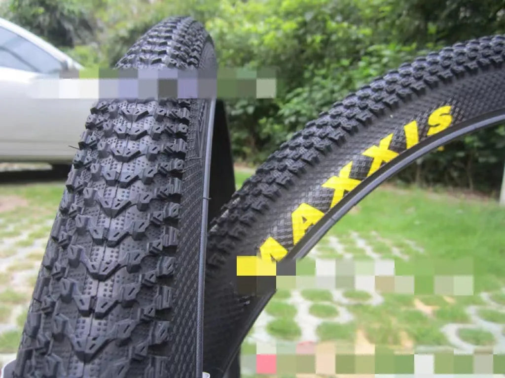 Ultralight puncture-resistant mountain bike tyre for 26, 27.5 and 29-inch wheels on a trail.