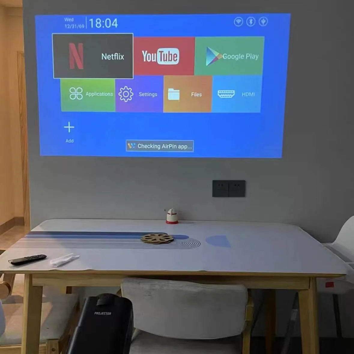 720p HD wireless home projector for gaming and entertainment projection