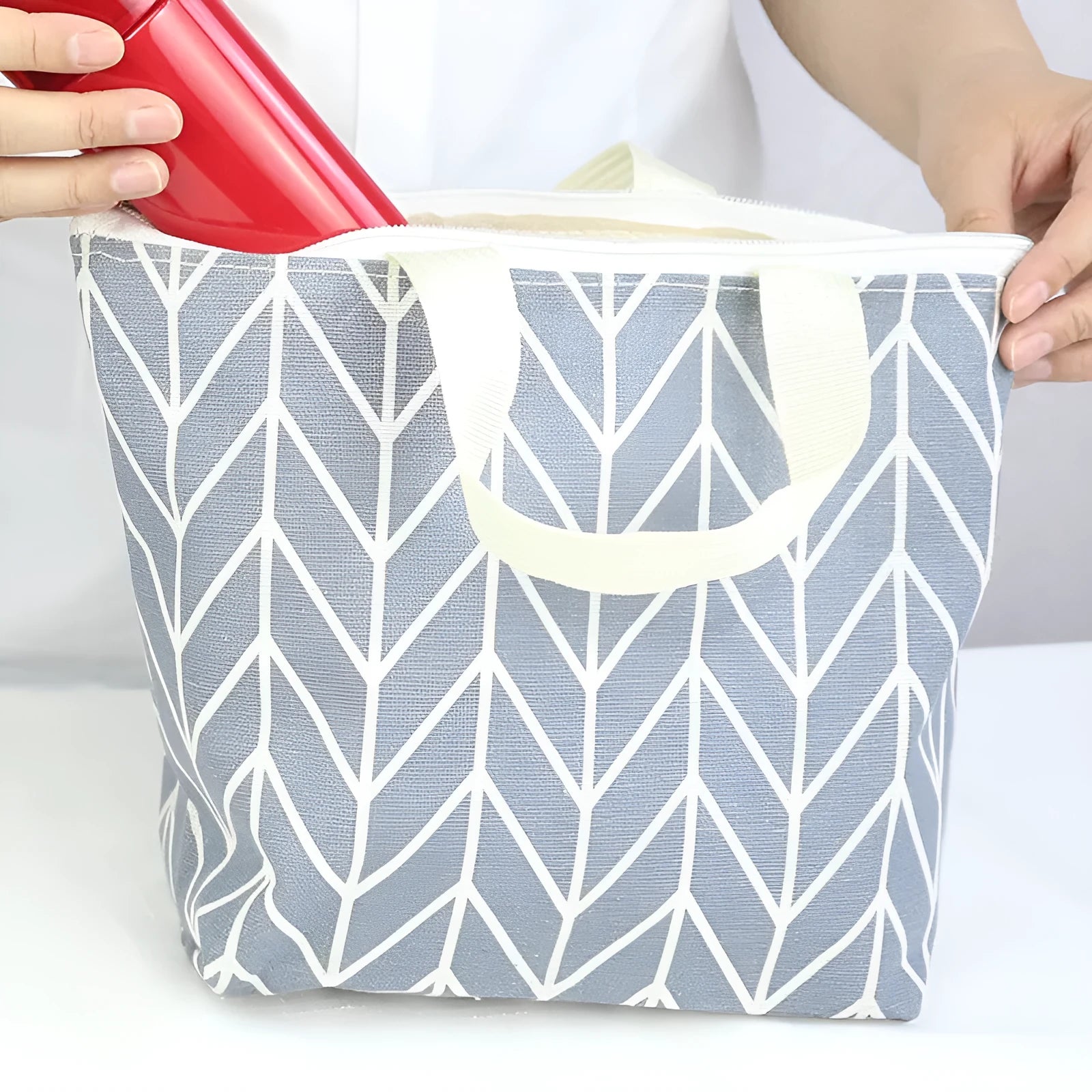 Arrow pattern polyester makeup bag for moisture-proof cosmetic storage