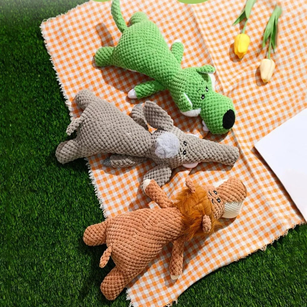 Corn kernel-shaped dog plush chew toy for teeth cleaning with squeaker in green colour