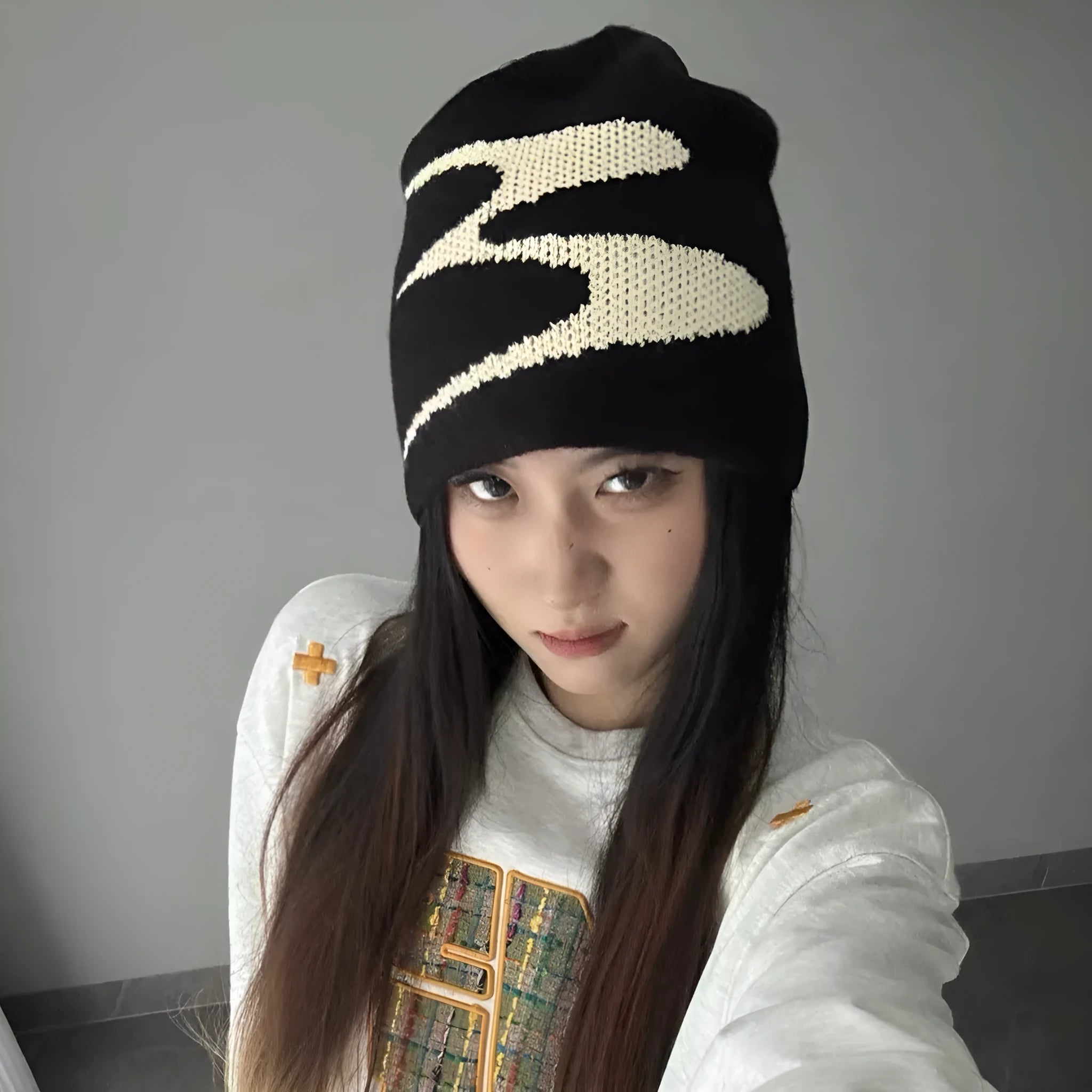 Acrylic thermal beanie hat in black colour for autumn and winter wear
