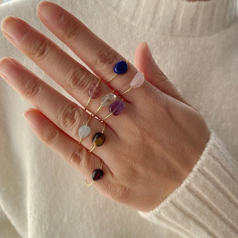 Geometric-shaped women's ring featuring a coloured agate stone in an original niche design.