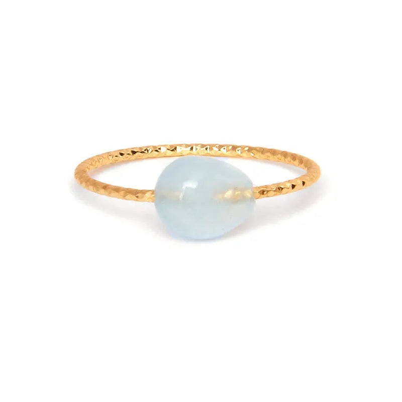 Geometric-shaped women's ring featuring a coloured agate stone in an original niche design.