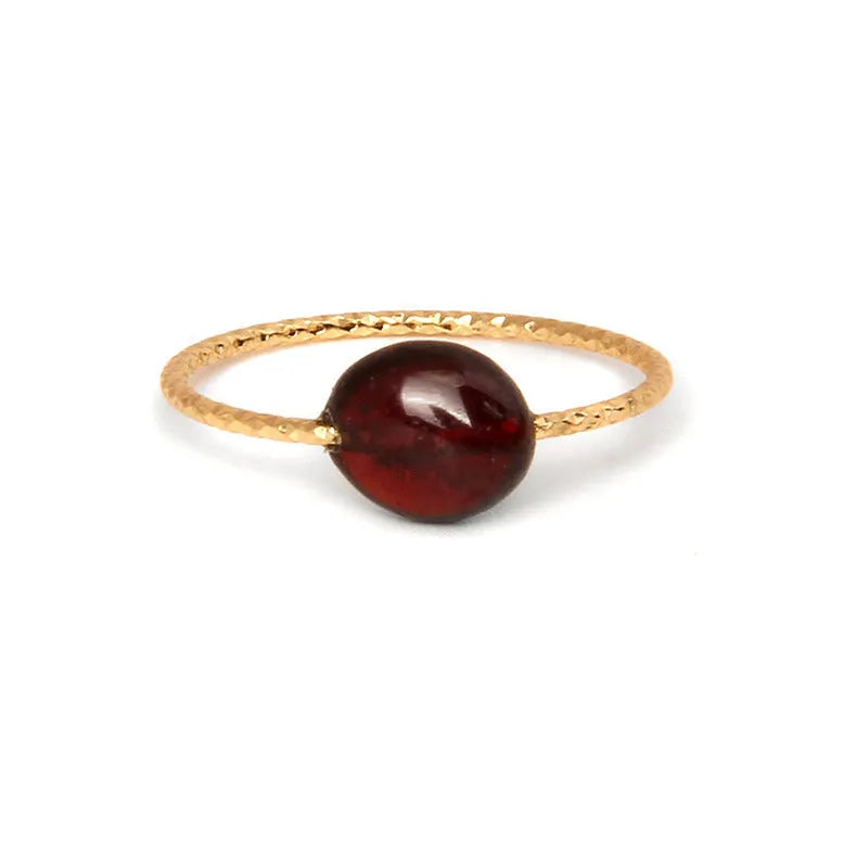 Geometric-shaped women's ring featuring a coloured agate stone in an original niche design.