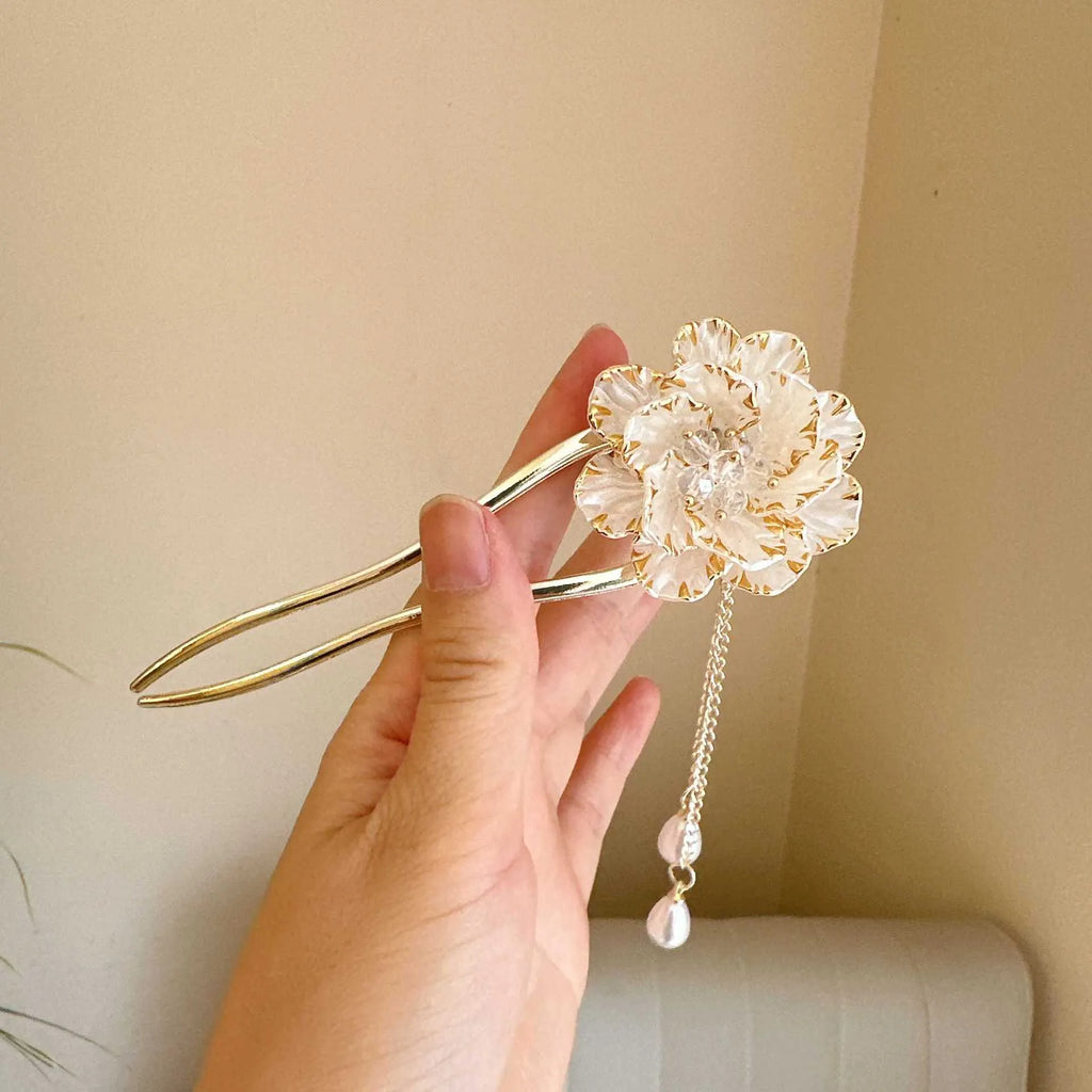 Close-up of a retro-style U-shaped alloy hair clip with a purple peony flower and tassel decoration.
