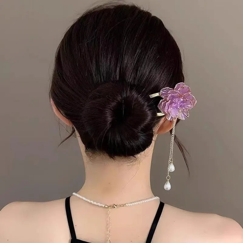 Close-up of a retro-style U-shaped alloy hair clip with a purple peony flower and tassel decoration.