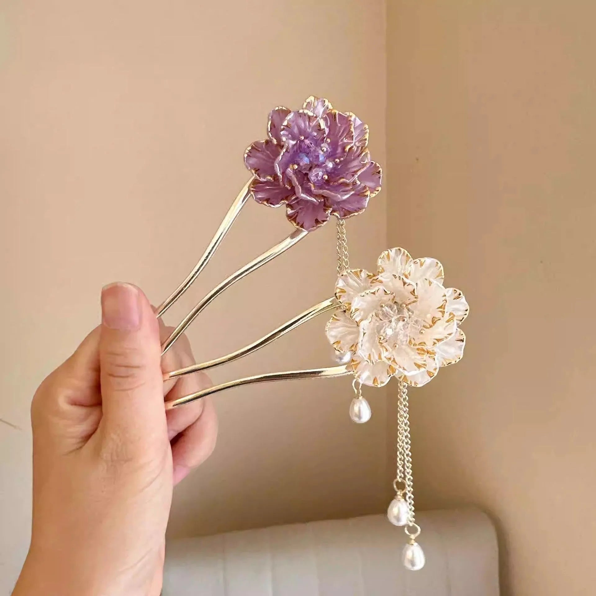 Close-up of a retro-style U-shaped alloy hair clip with a purple peony flower and tassel decoration.