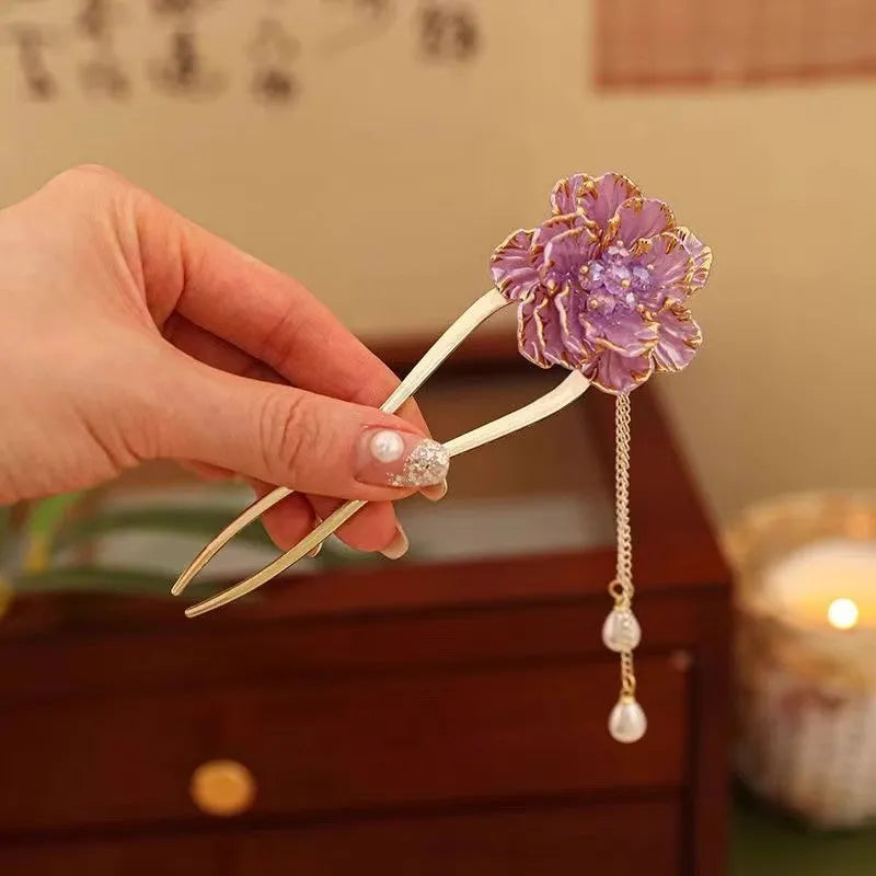 Close-up of a retro-style U-shaped alloy hair clip with a purple peony flower and tassel decoration.