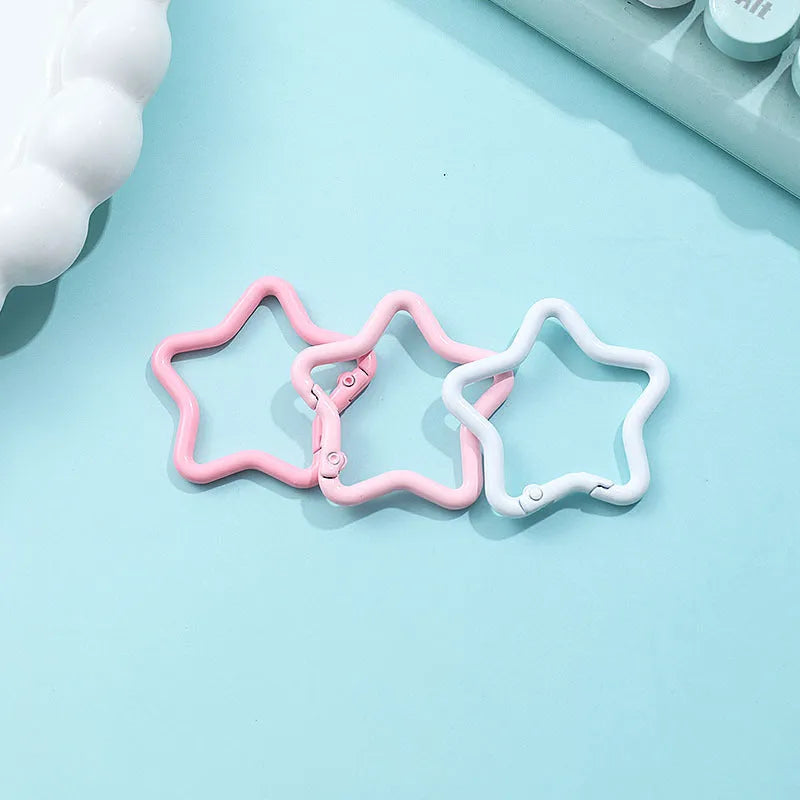 Zinc alloy five-pointed star keychain in various colours for backpacks and keys.